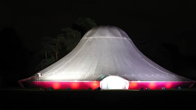 Šapitó NoFit State Circus má připomenout nepostavenou Kaplického knihovnu.