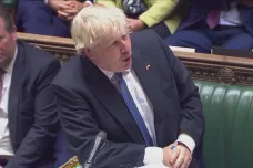 Johnson v parlamentu lhal o covidových večírcích ve svém sídle, usnesla se komise