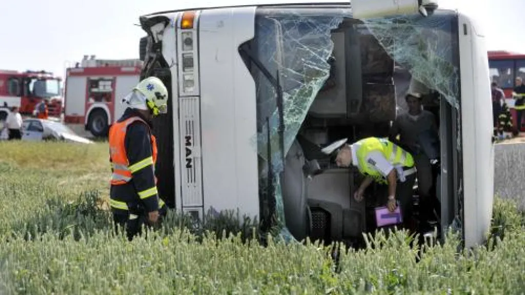 Převrácený autobus