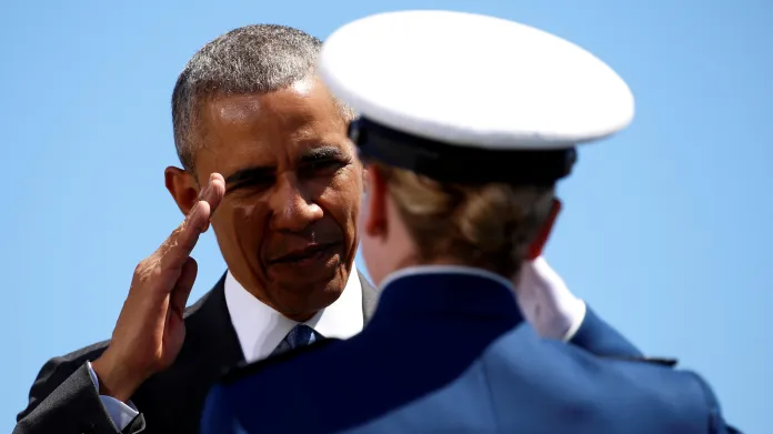 Obama zdraví absolventku armádní letecké akademie v Colorado Springs