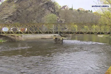 Místo padacích budou skládací. Správa hmotných rezerv pořídí provizorní lávky