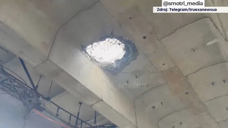 Poškozený most v okupovaném Chersonu