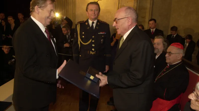 V roce 2002 obdržel Luboš Dobrovský z rukou prezidenta republiky Řád Tomáše Garrigua Masaryka