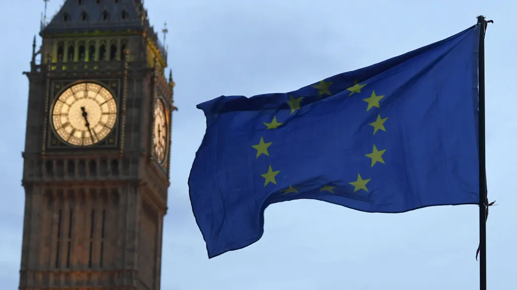 Vlajka Evropské unie vedle londýnského Big Benu
