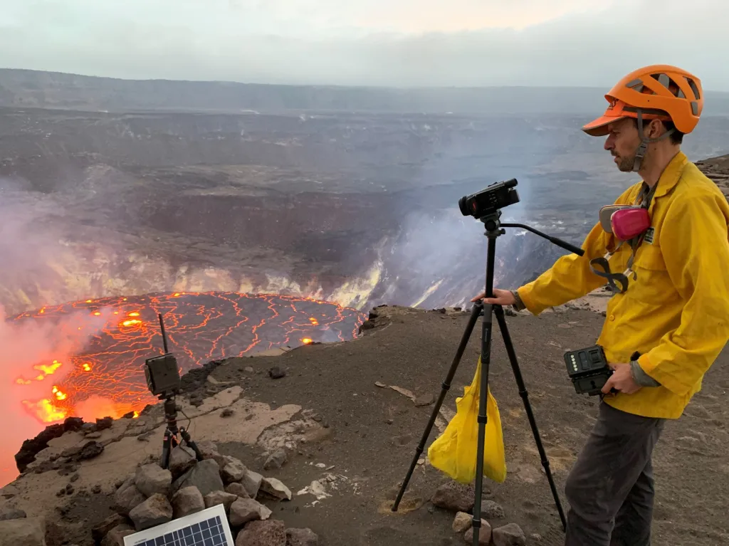 Vědci z  Havajské vulkanické observatoře (HVO) monitorují aktivitu sopky Kilauea v národním parku Hawaii na Havaji již několik let. Snímky ukazují aktivitu vulkánu v rozmezí 29. září až 3. října 2021