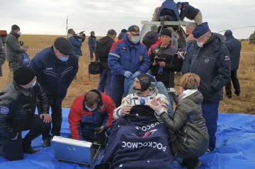 Tři astronauti z USA a Ruska se po půlroce na vesmírné stanici vrátili na Zemi