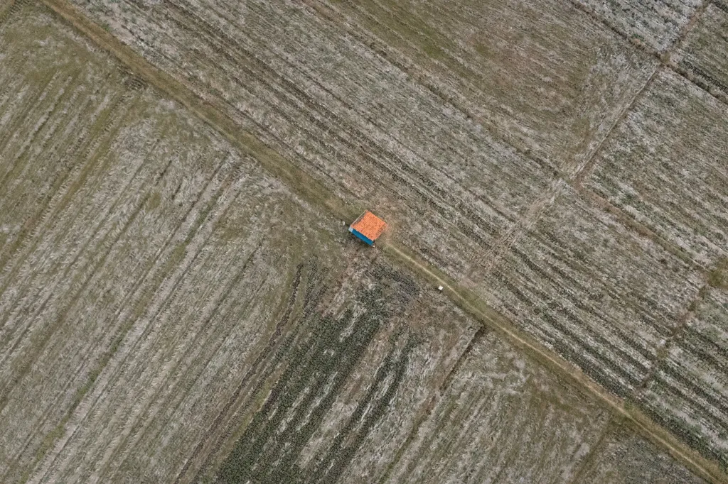 Farmáři pracují na solných polích v Indonésii
