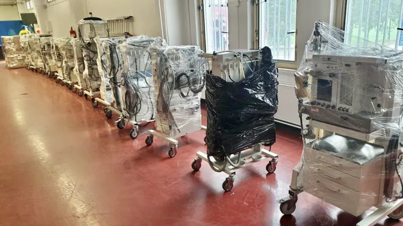 Rakousko darovalo českým nemocnicím 45 plicních ventilátorů