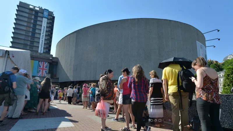 Festivaloví návštěvníci při čekání na lístky u Thermalu