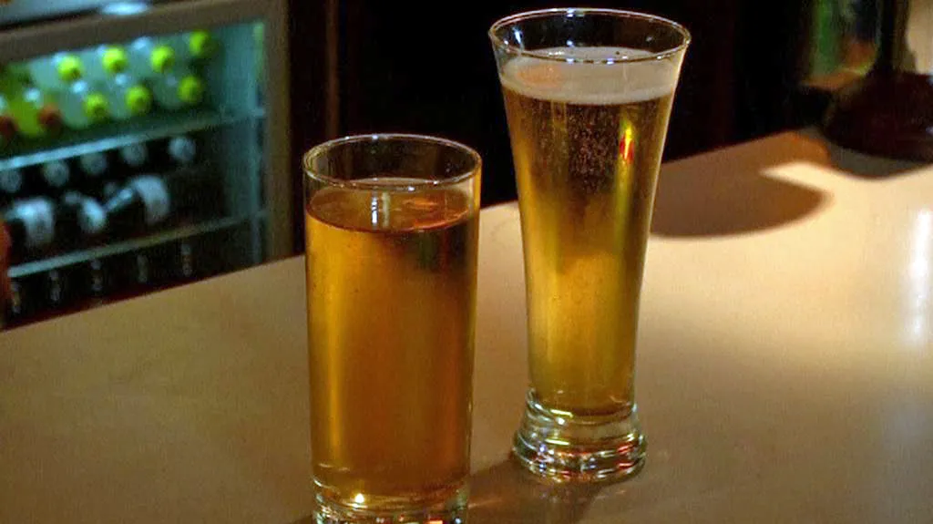 Má tvar sklenice vliv na rychlost pití?