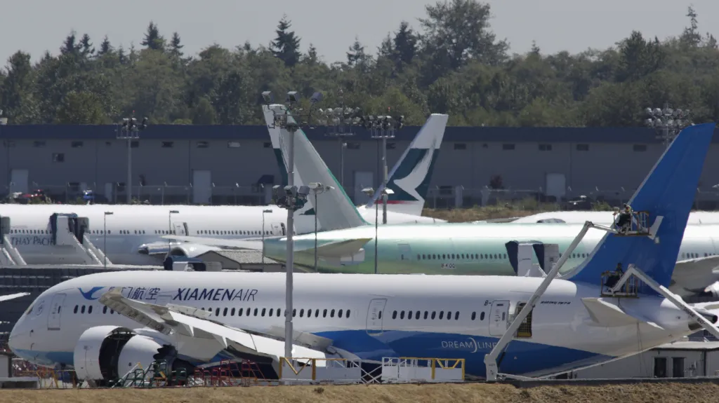 Pracovníci Boeingu pracují na letadlech pro Xiamen Airlines