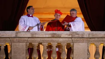 Kardinál Jean-Louis Tauran oznamuje zvolení papeže