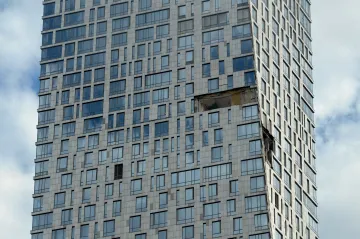 Dron zasáhl výškovou budovu v Moskvě, útok hrozí i na vojenskou přehlídku 9. května