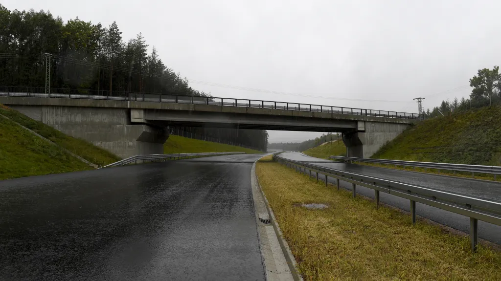 Dálnice D6 mezi Novým Strašecím a Řevničovem