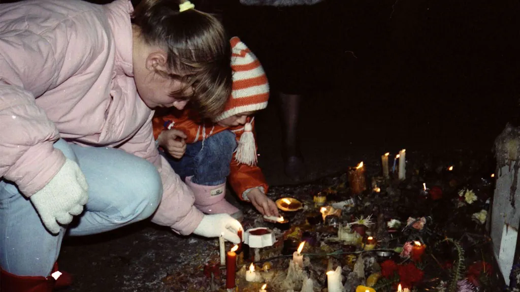 Pomníček po masakru studentů v podloubí