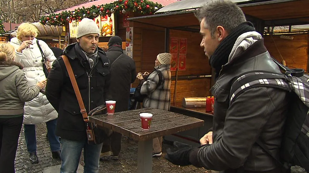 Turisté ochutnávají svařené víno
