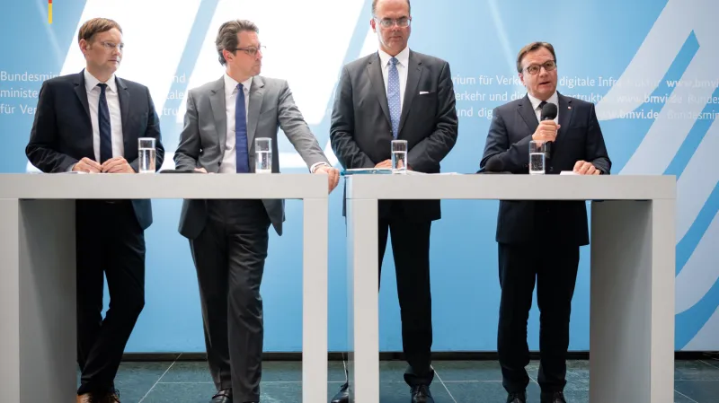 Ministři dopravy Rakouska Andreas Reichhardt a Německa Andreas Scheuer jednali v Berlíně o dopravním sporu s bavorským ministrem dopravy Hansem Georgem Reichhartem a tyrolským hejtmanem Güntherem Platterem