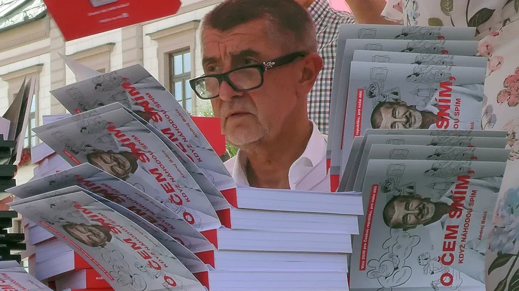 Andrej Babiš (ANO) s knihou O čem sním, když náhodou spím
