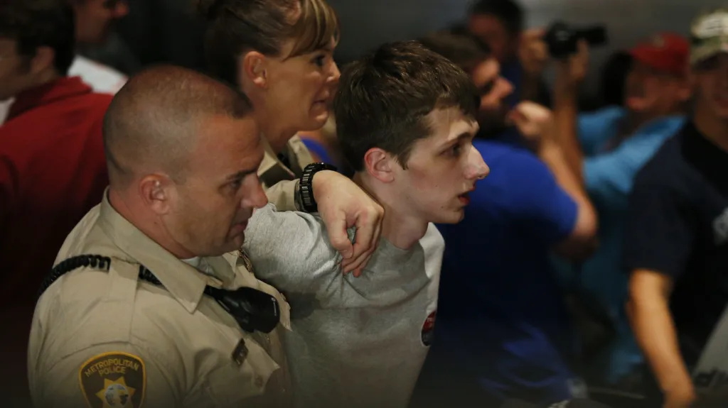 Policie odvádí muže, který chtěl zastřelit Trumpa