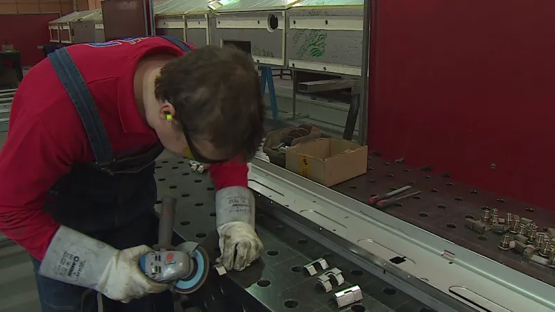 Někteří dělníci půjdou do práce i ve státní svátek