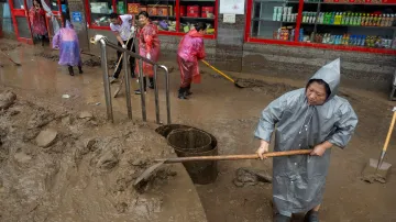 Peking zasáhl tajfun Doksuri a přívalové deště