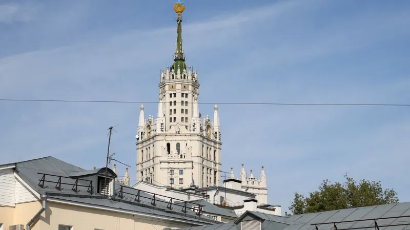 Ukrajinská vlajka na mrakodrapu v Moskvě