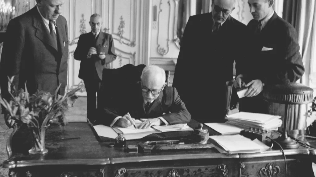 Prezident Beneš za přítomnosti ministra vnitra Noska (po jeho pravici) podepisuje dekret č. 33/1945 Sb.