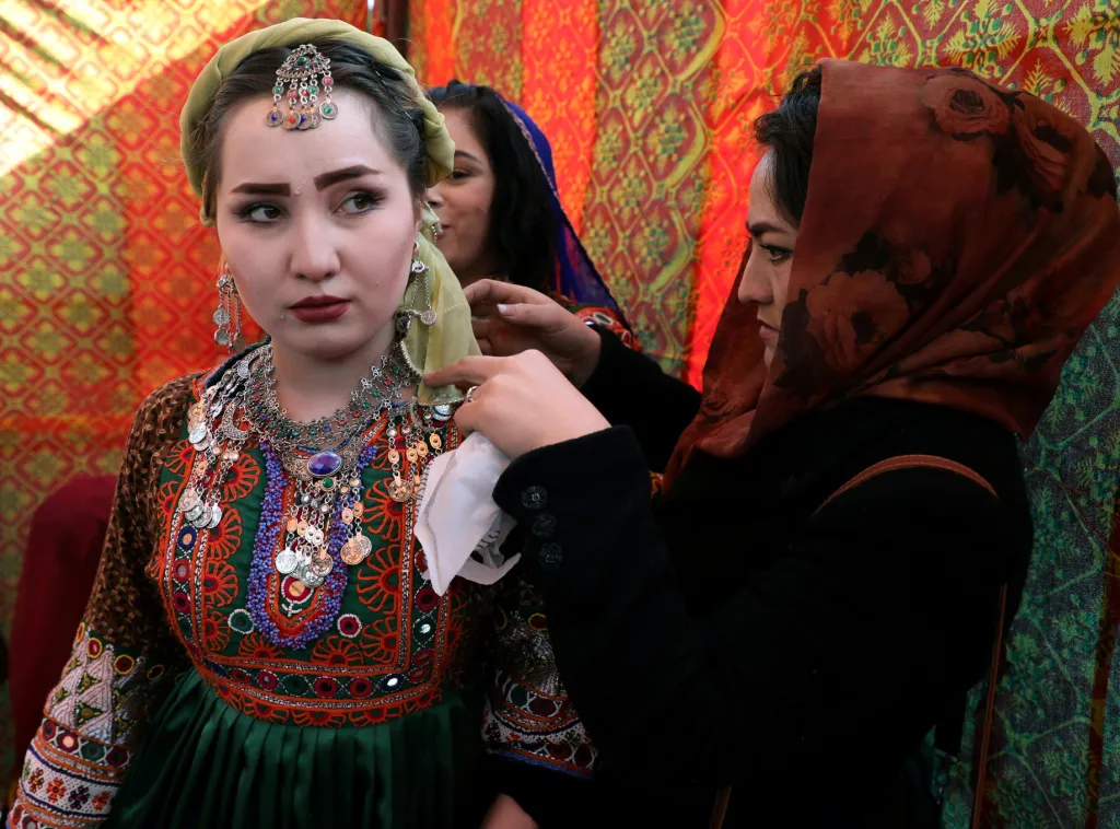 Nejen Paříž, New York a Milán mají skvělá módní mola. V posledních letech se objevují přehlídky spjaté s místní tradicí jednotlivých zemí jako je tato v Afghánistánu. V zemi se uskutečnila vůbec poprvé