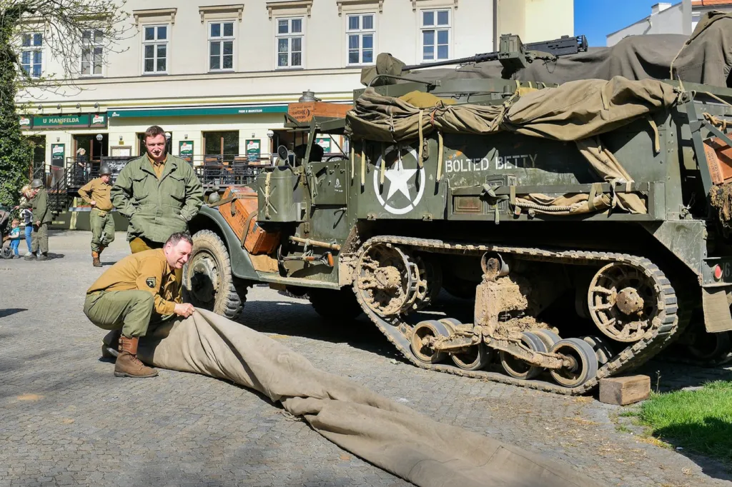 Lidé v Plzni slaví konec druhé světové války a osvobození města americkou armádou v květnu 1945