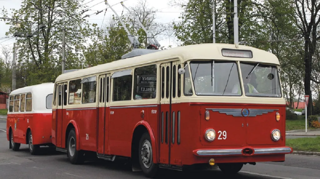 Historický trolejbus Škoda 8 Tr s přívěsem Karosa B 40