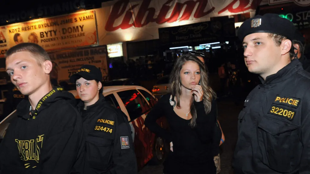 Kampaň proti opíjení dětí začíná. Policisté vyrazili do barů