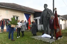 Komunisté ve Vsetíně opětovně odhalili sochu Julia Fučíka, kraj to povolil