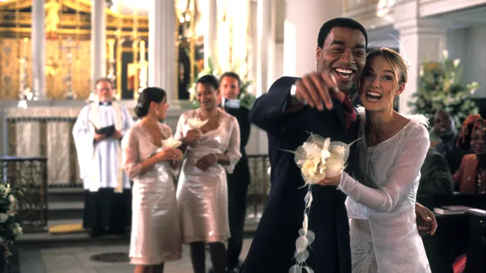 Chiwetel Ejiofor a Keira Knightleyová jako novomanželé Peter a Juliet