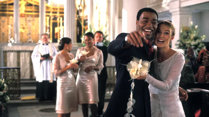 Chiwetel Ejiofor a Keira Knightleyová jako novomanželé Peter a Juliet