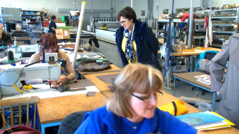 Eva Drahošová při návštěvě výrobny nábytku