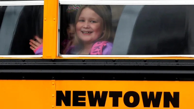 Děti z Newtownu se vracejí do škol
