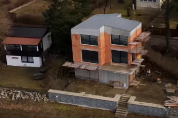 Radní Kozlová upraví rozestavěný dům, opozice stáhla návrh na odvolání