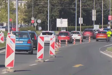 Na přestavěnou křižovatku si v Hradci teprve zvykají, auto tam vjelo do protisměru