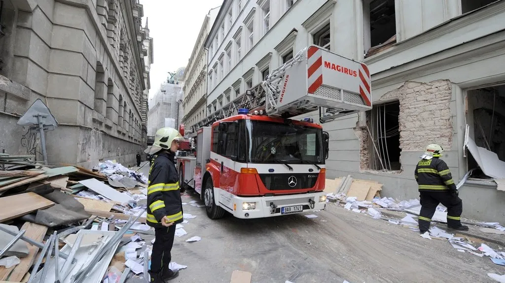 Hasiči odstraňují následky výbuchu
