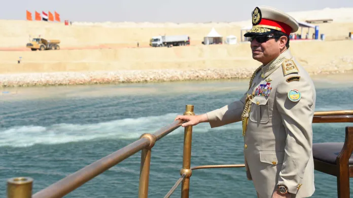 Přebudovaný Suezský průplav: hýčkaný projekt prezidenta Sisího