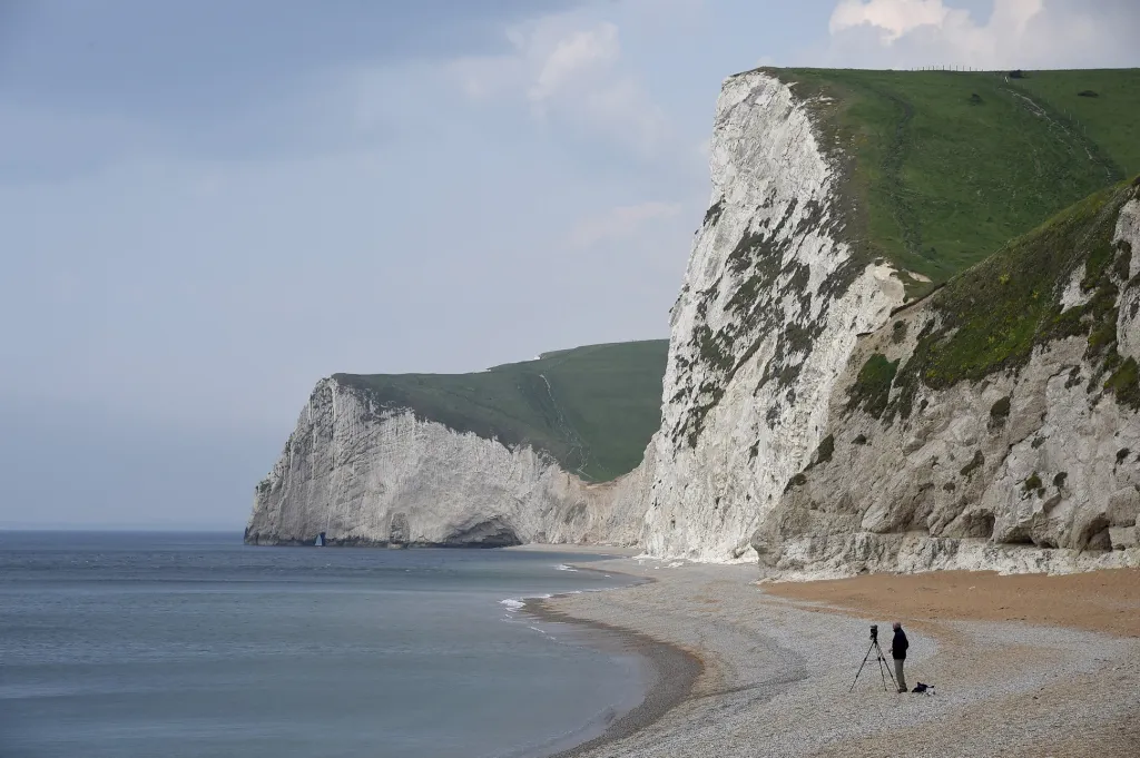 Pobřeží v jižní části Anglie Jurassic Coast navštěvuje v době koronavirových opatření více turistů