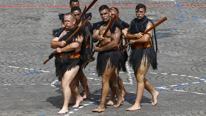 Maorští bojovníci na Champs-Elysées