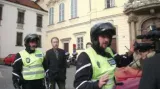 Policie brání České televizi v natáčení incidentu zastupitele Humpolíčka