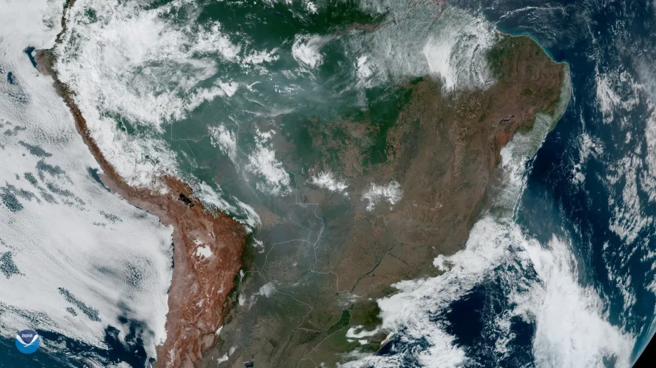 Celkový pohled z orbitální stanice na část jižní Ameriky, kde se nachází převážná část deštných pralesů. Na snímku jsou zachycena i místa, která v současnosti zasáhl oheň