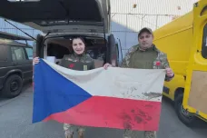 168 hodin: Konvoj přivezl na Ukrajinu pomoc, medaili i vlajku potřísněnou krví