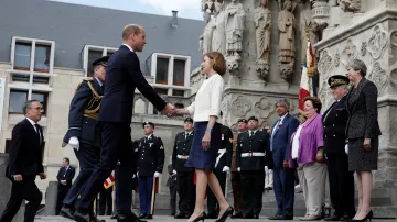 Princ William při příchodu do katedrály ve městě Amiens