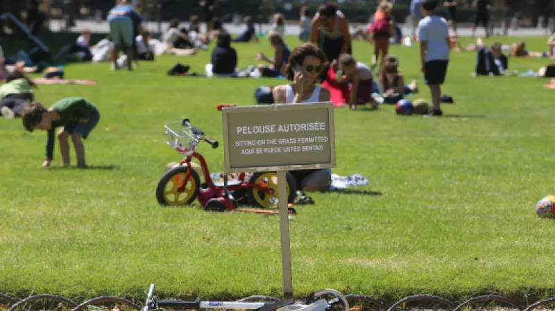 V Paříži se poprvé od 17. března otevřeli parky, lidé vyrazili za sluncem,  Autor: Jonathan Rebboah,  Zdroj: ČTK/Panoramic