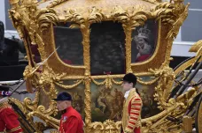 Hologram Alžběty II. projel Londýnem ve zlatém kočáře v rámci oslav jubilea