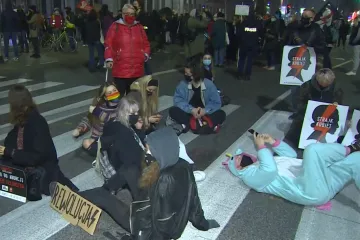 Polsko nadále protestuje proti zákazu potratů. Premiér vyzval k dialogu, bojí se šíření nákazy