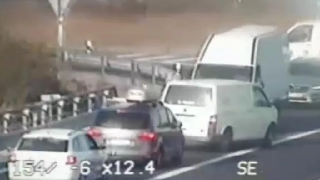 Na dálnici D11 jely v protisměru desítky aut